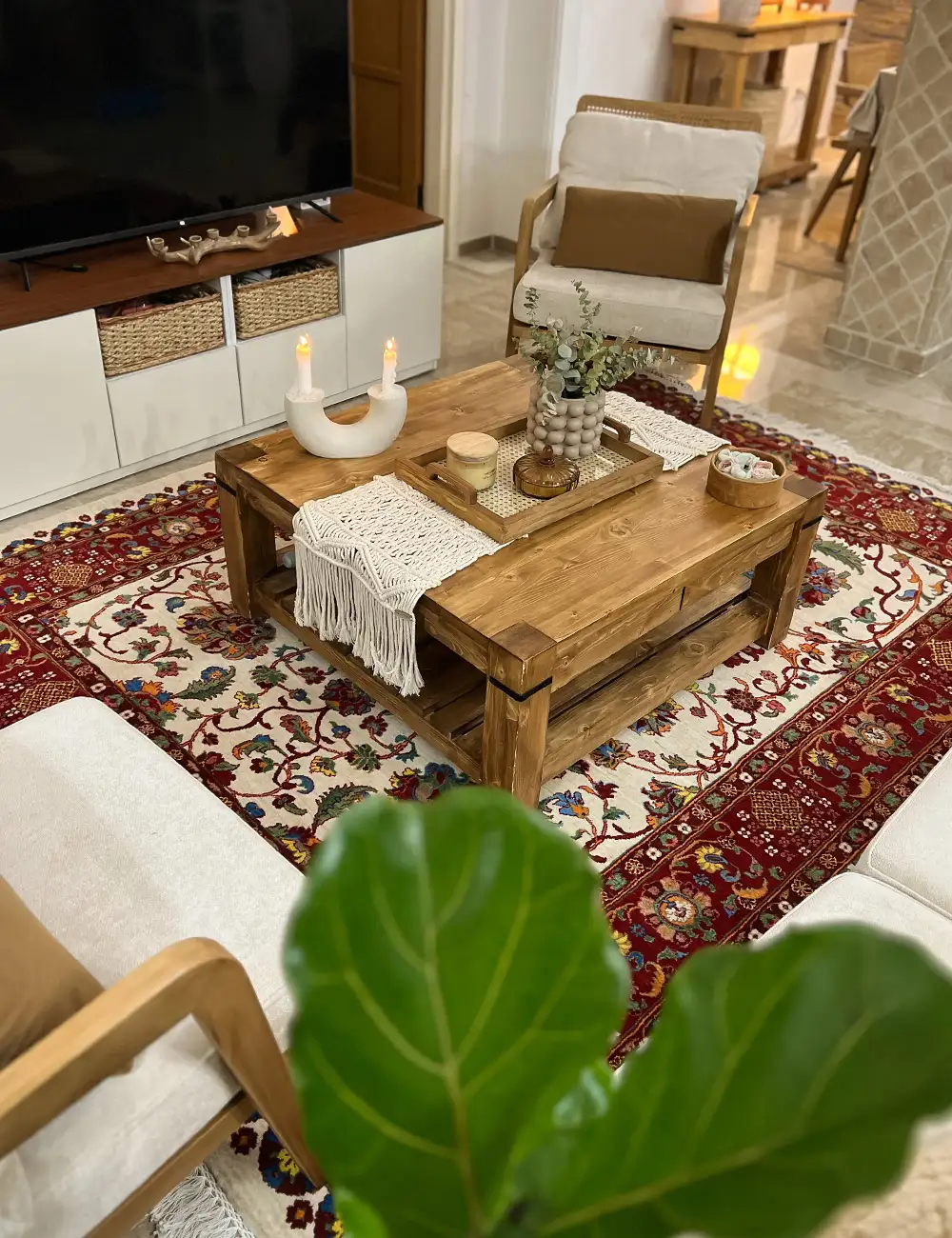 دیزاین خانه با فرش کرم رنگ دستباف رحیمی کارپت