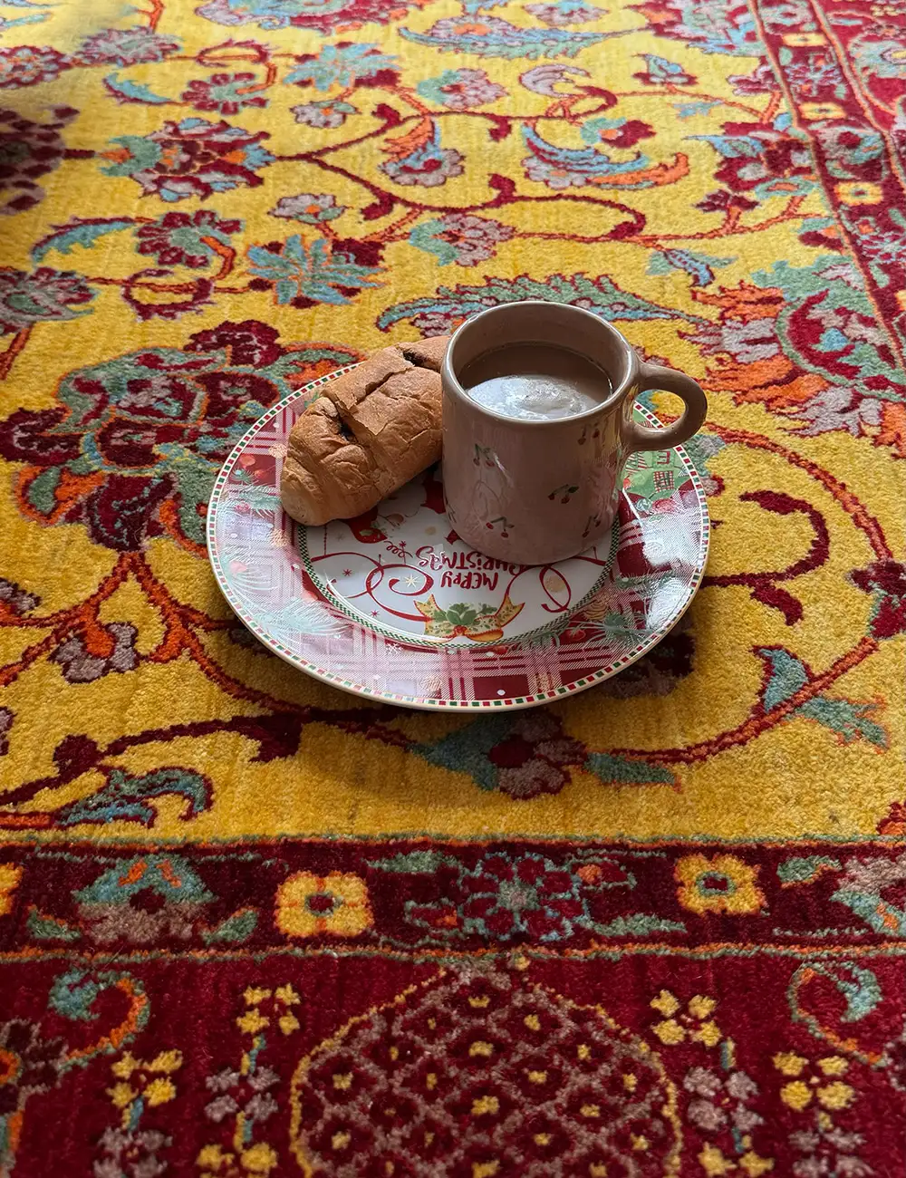 دیزاین خانه با فرش زرد رنگ دستباف رحیمی کارپت